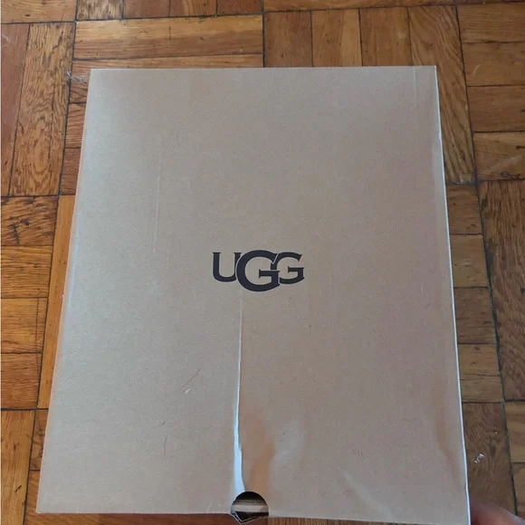 UGG Black Adirondack III Hiker Boots - Picture 4 of 4